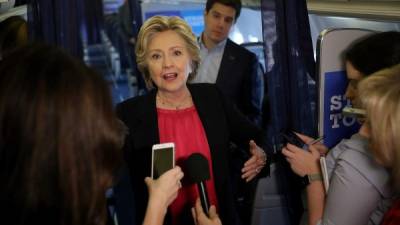 La candidata demócrata y exsecretaria de Estado Hillary Clinton habla con reporteros a bordo de su avión de campaña.