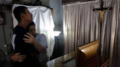 Relatives of Francisco Reyes, 34, who was shot dead yesterday after a march marking Nicaragua's National Mothers Day, mourn during his wake in Managua on May 28, 2018.The death toll from weeks of violent unrest in Nicaragua rose to almost 100 as embattled President Daniel Ortega rejected calls to step down and the Catholic church, which has tried to mediate the conflict, Thursday refused to resume the dialogue. / AFP PHOTO / INTI OCON