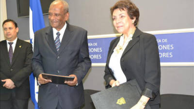 La ministra hondureña de Relaciones Exteriores, Mireya Agüero (d) , y el encargado de negocios de la embajada de Cuba en Honduras, Sergio Oliva (i), firman un acta de canje en la sede de la Cancillería hondureña, en Tegucigalpa (Honduras). EFE
