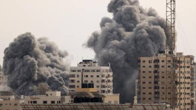 El ejército israelí continúa los ataques en la Franja de Gaza como respuesta a la sorprendente ofensiva lanzada por Hamás el fin de semana.