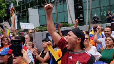 Venezolanos frente a la sede del consulado en Miami. Foto: AFP/Archivo