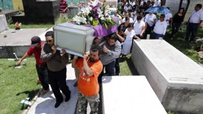 Sus familiares y amigos sepultaron a Gladys en el cementerio Jardines de Paz Suyapa.