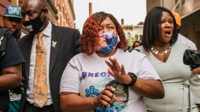 LOUISVILLE, KY - SEPTEMBER 15: Attorney Ben Crump and Tamika Palmer, mother of Breonna Taylor, leave a news conference on September 15, 2020 in Louisville, Kentucky. It was announced that the city of Louisville will institute police reforms and pay $12 million to the family for the killing of Breonna Taylor who was fatally shot by Louisville Metro police officers during a no-knock raid at her apartment on March 13, 2020. Brandon Bell/Getty Images/AFP== FOR NEWSPAPERS, INTERNET, TELCOS & TELEVISION USE ONLY ==