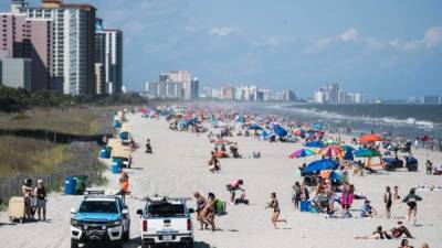 Sin guardar las medidas de distanciamiento y utilizar tapabocas, miles de personas abarrotaron este fin de semana las playas de la costa este de Estados Unidos para conmemorar el Día de los Caídos (Memorial Day) que se celebra este lunes en EEUU.