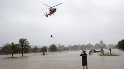 Miles de personas continúan atrapadas en la ciudad estadounidense de Houston, que sufre inundaciones sin precedentes provocadas por la tormenta Harvey con pronóstico 'incierto', mientras un ejército de voluntarios, la Guardia Nacional y los Servicios de Emergencia trabajan contrarreloj para rescatarlos mientras el agua continúa subiendo.