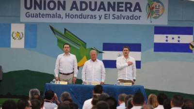 Los presidentes de El Salvador, Salvador Sánchez Cerén; Jimmy Morales de Guatemala y Juan Orlando Hernández de Honduras.