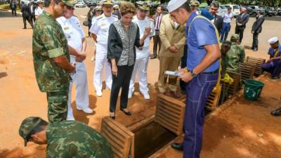 La presidenta brasileña Dilma Rousseff supervisa el trabajo de combate contra el Aedes aegypti en Brasilia. Foto: AFP