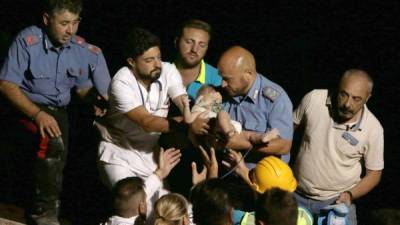 Los cuerpos de socorro italianos rescataron a un bebé de los escombros.