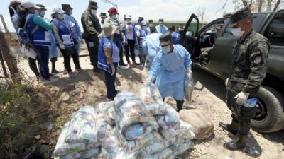 Los militares siguen entregando alimentos. En Tegucigalpa y Colón continúan casa por casa.