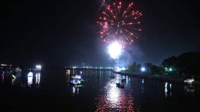 La Noche Veneciana ya es toda una tradición que atrae cada año a miles de turistas a Puerto Cortés. Fotos: Franklyn Muñoz