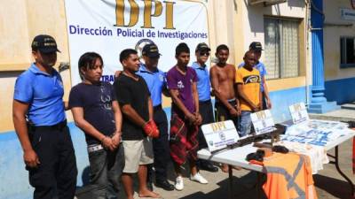 Detenidos son presentados por en las instalaciones de la DPI en San Pedro Sula.