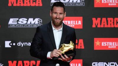 El delantero argentino de Barcelona, ​​Lionel Messi, posa con su sexto premio Golden Shoe después de recibir el European Golden Shoe 2019 en honor al máximo goleador del año durante una ceremonia en la Antigua Fabrica Estrella Damm en Barcelona el 16 de octubre de 2019. / AFP / Josep Lago