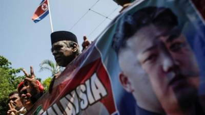 Activistas de una organización no gubernamental (ONG) malasia se reúnen durante una manifestación que pide la paz delante de la embajada de Corea del Norte en Kuala Lumpur, este vierne. EFE