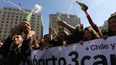 Con la decisión Chile abandona la lista de países que prohibían toda clase de abortos.