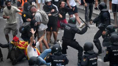 Agentes de policía agredieron a manifestantes durante una protesta en el aeropuerto de Barcelona./AFP.