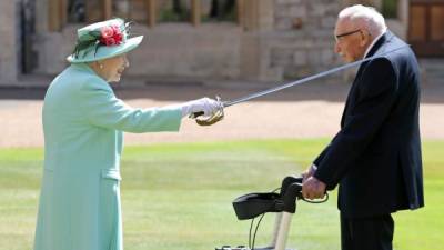 La Reina Isabel II nombró caballero al capitán Tom Moore en mayo pasado./AFP.