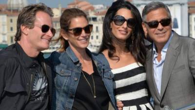 Cindy Crawford y Amal Clooney con sus parejas.