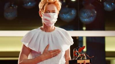 La actriz británica Tilda Swinton posa en la alfombra roja después de recibir un premio León de Oro por su trayectoria. AFP