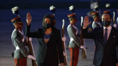 La vicepresidenta de Estados Unidos, Kamala Harris, camina junto al ministro de exteriores de Guatemala, Pedro Brolo (d), tras arribar a la pista de la Fuerza Aérea Guatemalteca, hoy, en Ciudad de Guatemala (Guatemala). EFE/ Esteban Biba