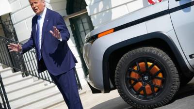 US President Donald Trump speaks before inspecting the Lordstown Motors 2021 endurance truck, an electric pickup truck, in front of the White House in Washington, DC on September 28, 2020. (Photo by MANDEL NGAN / AFP)