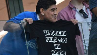 Diego Maradona salió en defensa de Lionel Messi.
