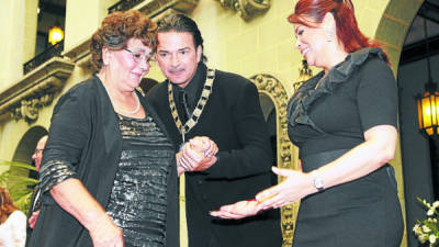 Nohemí Morales, madre del cantautor guatemalteco Ricardo Arjona y la vice presidenta de Guatemala, Roxana Baldetti.