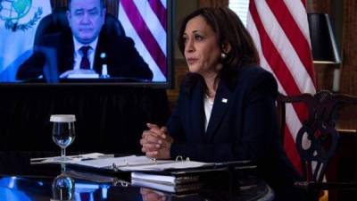 La vicepresidenta de EEUU, Kamala Harris, se reunió virtualmente con el mandatario guatemalteco./AFP.