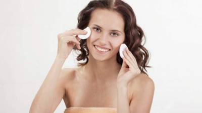 Seguir una rutina de una limpieza facial diaria y seguir una alimentación balanceada ayuda a prevenir el acné.