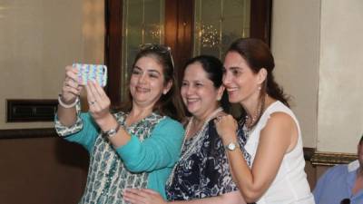 Aprovecharon la tendencia de los “selfies” Ruth Marie Sabillón, Ana María Reyes y Lizza Handal.