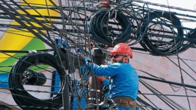 En varios postes del tendido eléctrico cuelgan los cables. Foto: Archivo