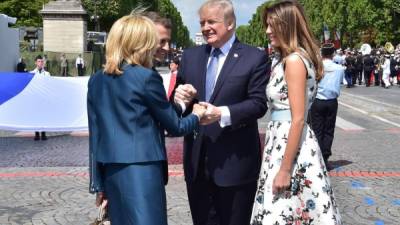 La pareja presidencial estadounidense visitó Francia como parte de su gira europea. Aquí son recibidos por sus contrapartes franceses.