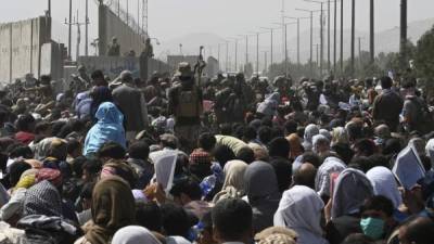 Cientos de personas continúan apostadas alrededor del aeropuerto esperando escapar de los talibanes.//AFP.
