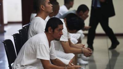 Integrantes de la pandilla Mara Salvatrucha (MS13) asisten a una corte antimafia de San Salvador (El Salvador) retomó este martes el juicio contra 426 testaferros, pandilleros y líderes históricos de la pandilla MS13 por cargos de homicidio, organizaciones terroristas, lavado de dinero y tráfico de armas. EFE/Rodrigo Sura