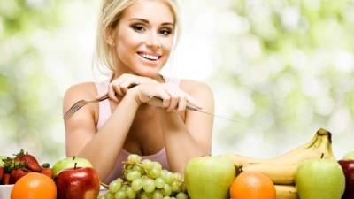 La mujer debe seguir una dieta variada que incluya todos los alimentos. Las frutas y verdura deben consumirse cinco porciones diarias.