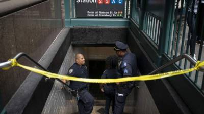 En la estación del metro de la calle Fulton fueron encontrados dos de los paquetes sospechosos.