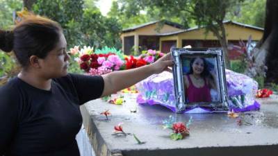 La sepultaron en el cementerio municipal de Potrerillos junto a sus padres fallecidos recientemente. Foto: Wendell Escoto