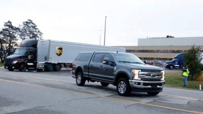 Los primeros furgones que trasladan la vacuna de Pfizer/BioNTech contra el covid-19 partieron esta mañana de la planta de la empresa en Michigan para dar inicio a la esperada campaña de vacunación de millones de estadounidenses en el país más afectado del mundo por la pandemia.