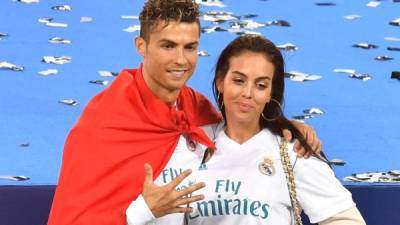 Las parejas de las estrellas del club español fueron retratadas, en donde aparecen casi todas las amadas de las figuras más importantes menos la de Cristiano Ronaldo.¿Acaso las mujeres de los futbolistas excluyeron a la joven a propósito?