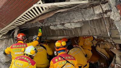 Los equipos de rescate buscan a personas atrapadas entre los escombros en la costa de Taiwán.