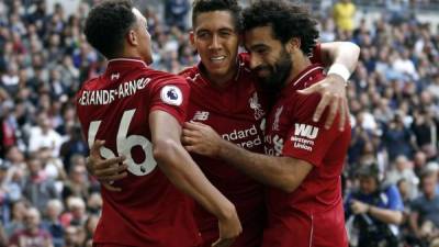 Firmino festeja su gol con Alexander-Arnold y Mohamed Salah. Foto AFP