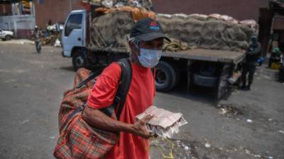 Un hombre se protege con una mascarilla para evitar el contagio del Covid-19 en Venezuela. Foto: AFP