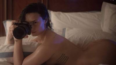 Demi Lovato posó desnuda y sin maquillaje para una sesión fotográfica de la revista Vanity Fair, con el propósito de ayudar a que las mujeres amen su cuerpo. Fotos de Patrick Ecclesine.