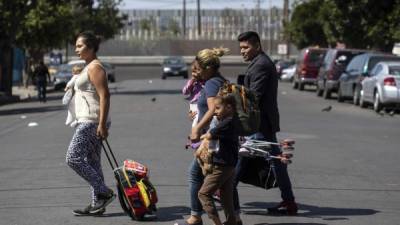 Decenas de migrantes hondureños esperan cruzar este fin de semana la frontera entre EEUU y México./AFP.