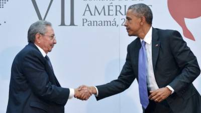 El presidente cubano Raúl Castro saluda a Barack Obama durante su histórico encuentro en la pasada Cumbre de las Américas en Panamá.
