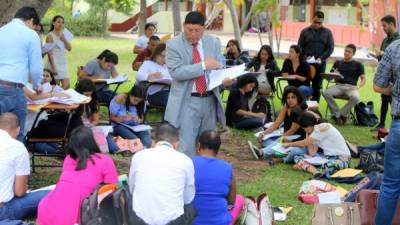 Ante las protestas y bloqueos de edificios, algunos estudiantes de la carrera de Derecho recibieron clases bajo los árboles.