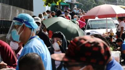 Hondureños hacen fila en el Seguro Social en Tegucigalpa para ser atendidos.