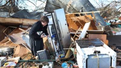 Residentes de Florida regresaron a sus hogares para buscar sus pertenencias tras el azote de Michael.