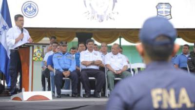 El presidente Juan Orlando Hernández entregó las reformas a los miembros de Fusina en San Pedro Sula.