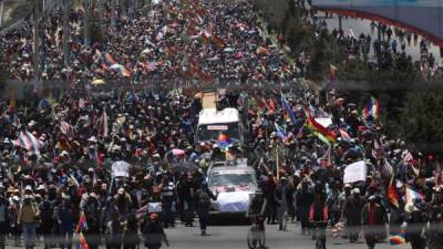 Cientos de personas marchan junto a los ataúdes de las víctimas de un enfrentamiento con fuerzas del orden el día 19, este jueves, desde El Alto hacia La Paz (Bolivia). EFE