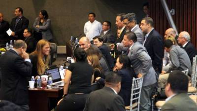 Nasralla da lineamientos a los diputados del PAC para votar por los aspirantes a magistrados.